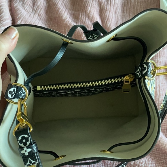 Louis Vuitton Limited addition jungle bucket bag - Picture 3 of 5